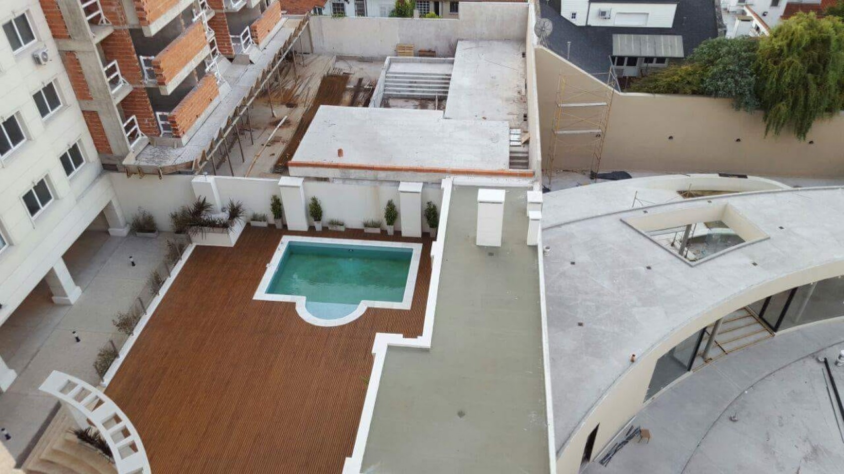 Departamento tres ambientes con terraza propia en Torre Ripalda XX.