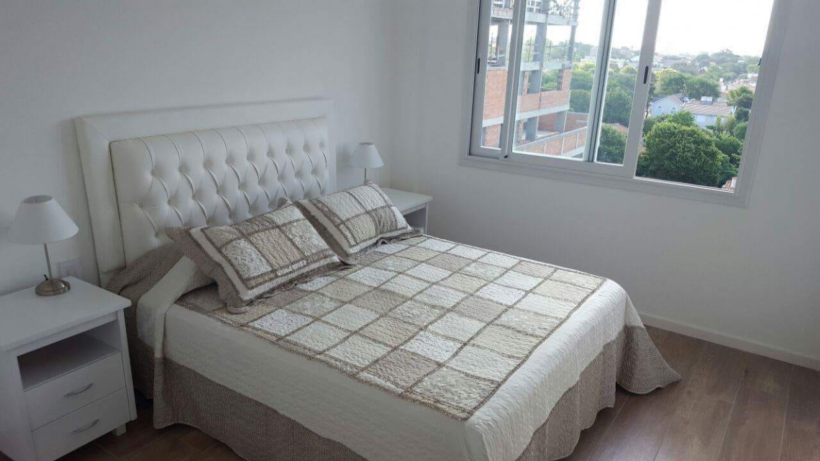 Departamento tres ambientes con terraza propia en Torre Ripalda XX.