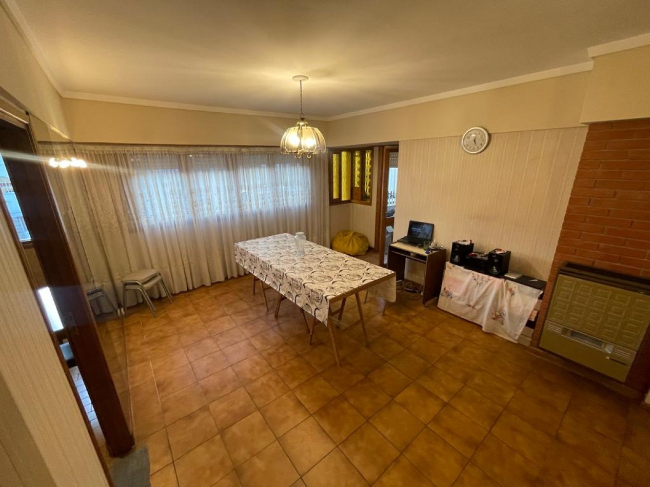 Venta- Departamento tres ambientes con cochera, a la calle.