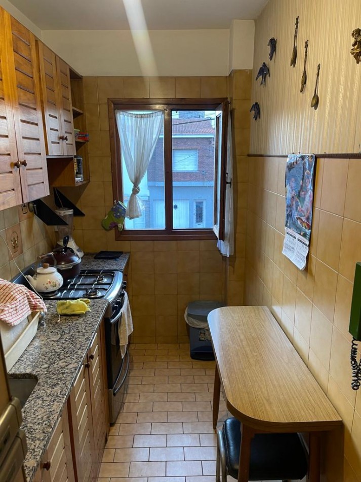 Venta- Departamento tres ambientes con cochera, a la calle.
