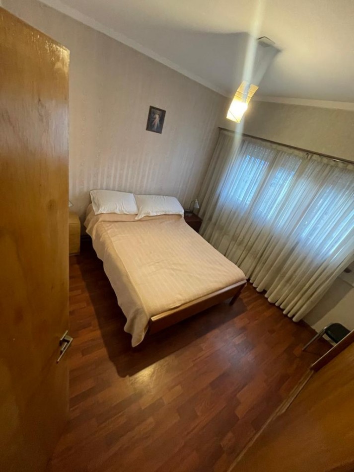Venta- Departamento tres ambientes con cochera, a la calle.