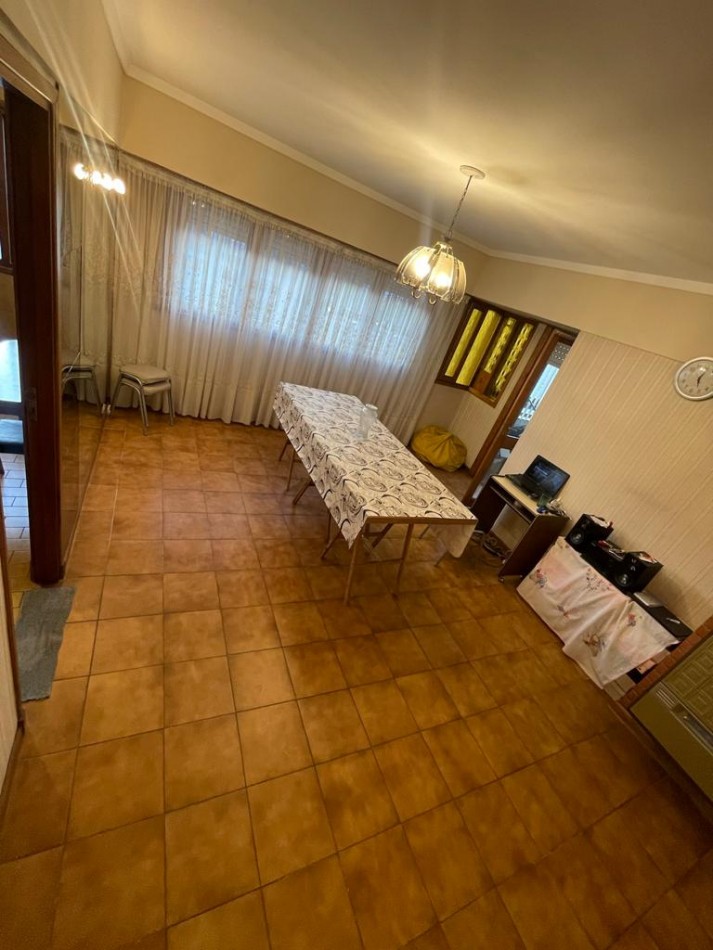 Venta- Departamento tres ambientes con cochera, a la calle.