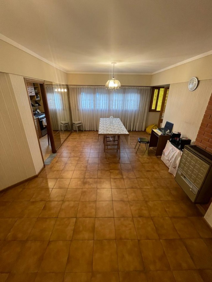Venta- Departamento tres ambientes con cochera, a la calle.