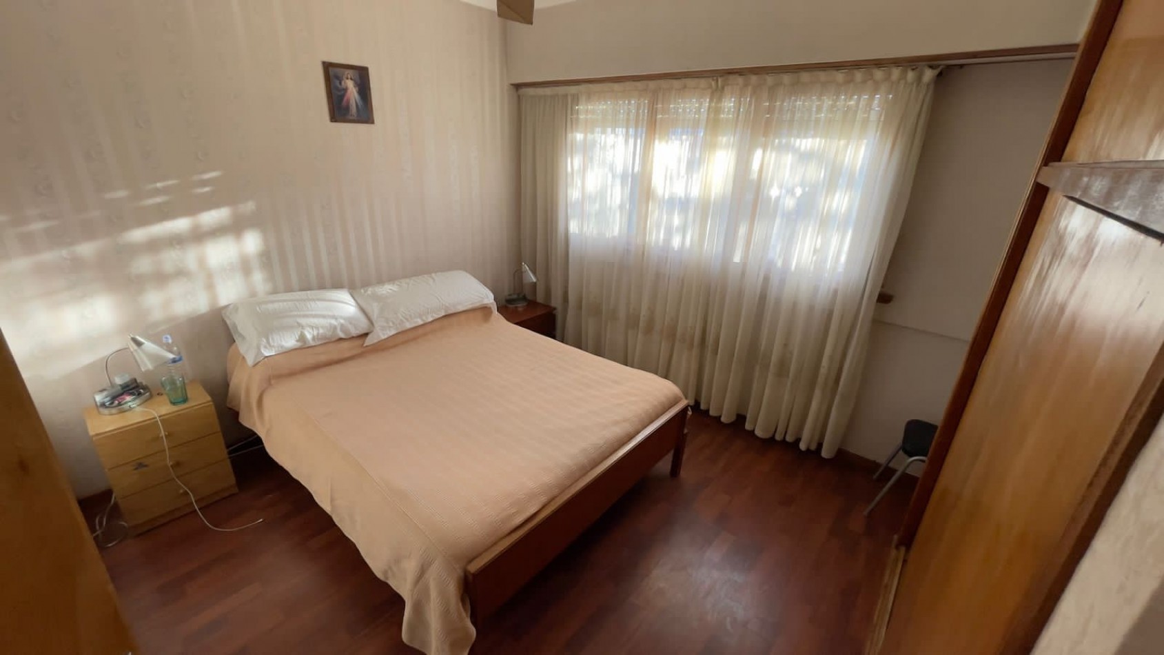 Venta- Departamento tres ambientes con cochera, a la calle.