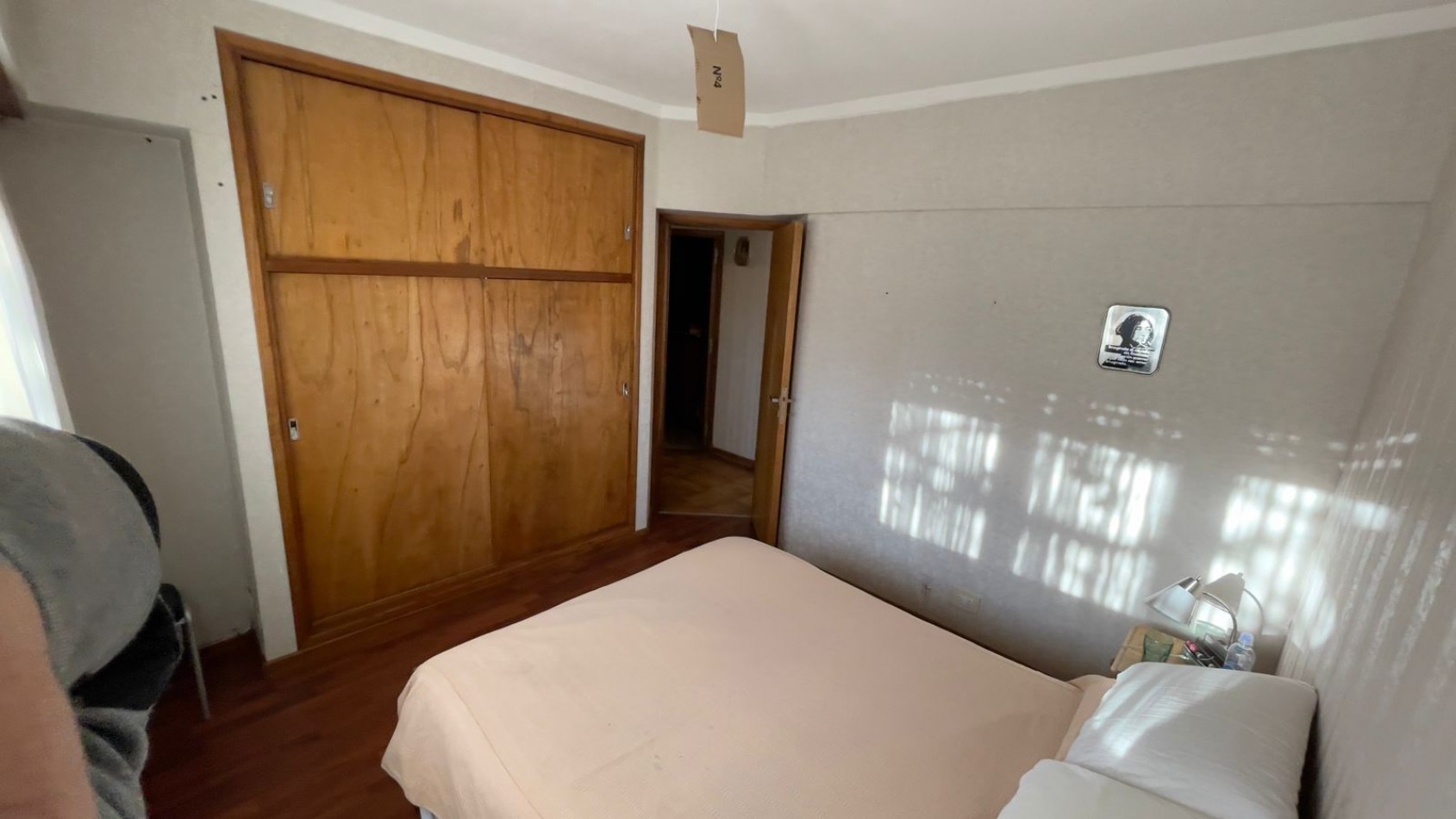 Venta- Departamento tres ambientes con cochera, a la calle.