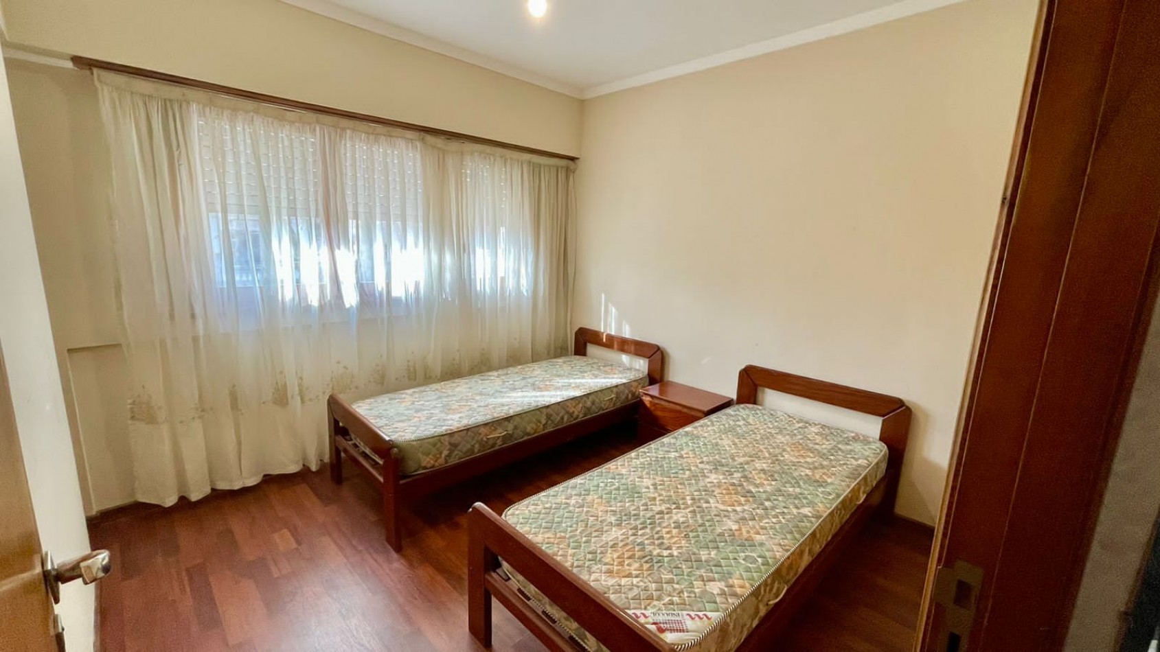 Venta- Departamento tres ambientes con cochera, a la calle.