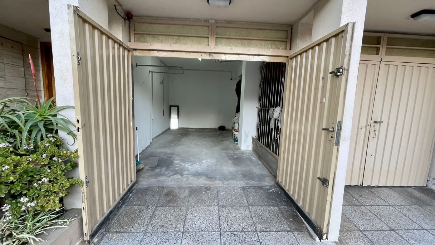 Venta- Departamento tres ambientes con cochera, a la calle.