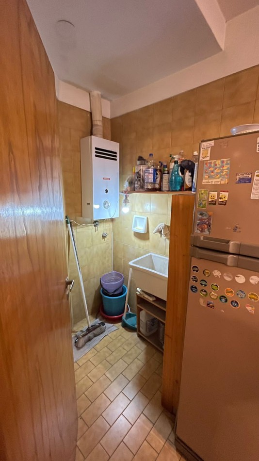 Venta- Departamento tres ambientes con cochera, a la calle.