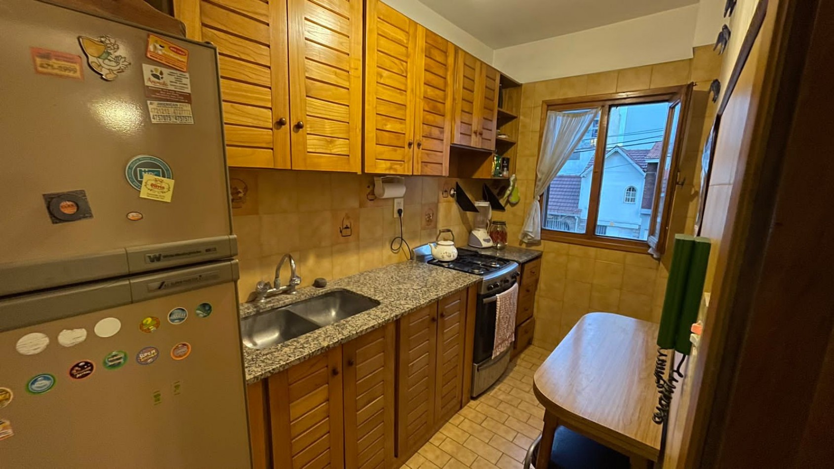 Venta- Departamento tres ambientes con cochera, a la calle.