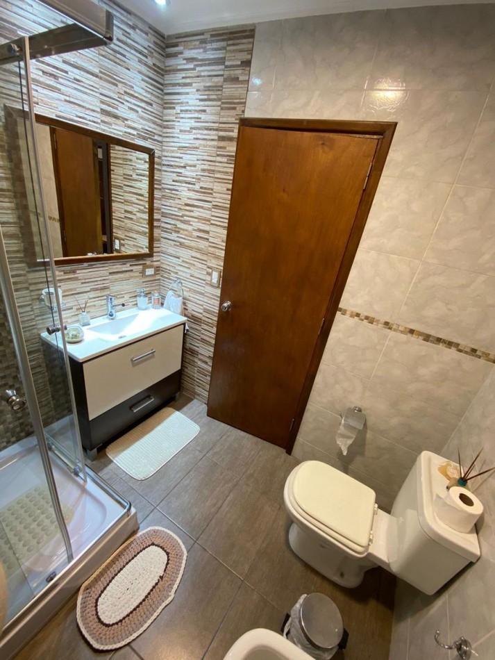 Venta- Casa tres ambientes con garaje doble y quincho.