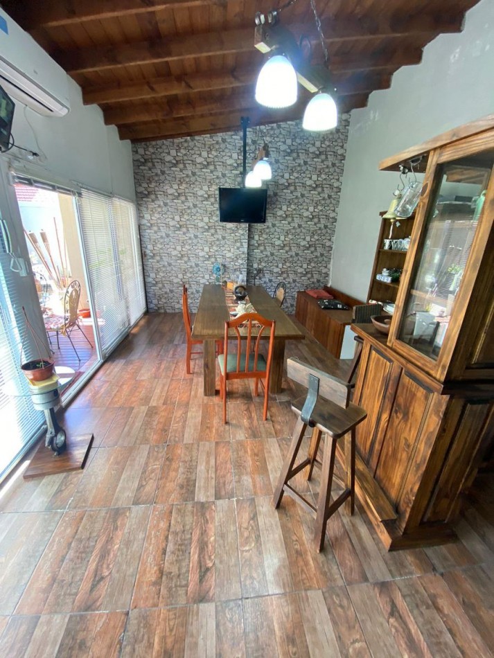 Venta- Casa tres ambientes con garaje doble y quincho.