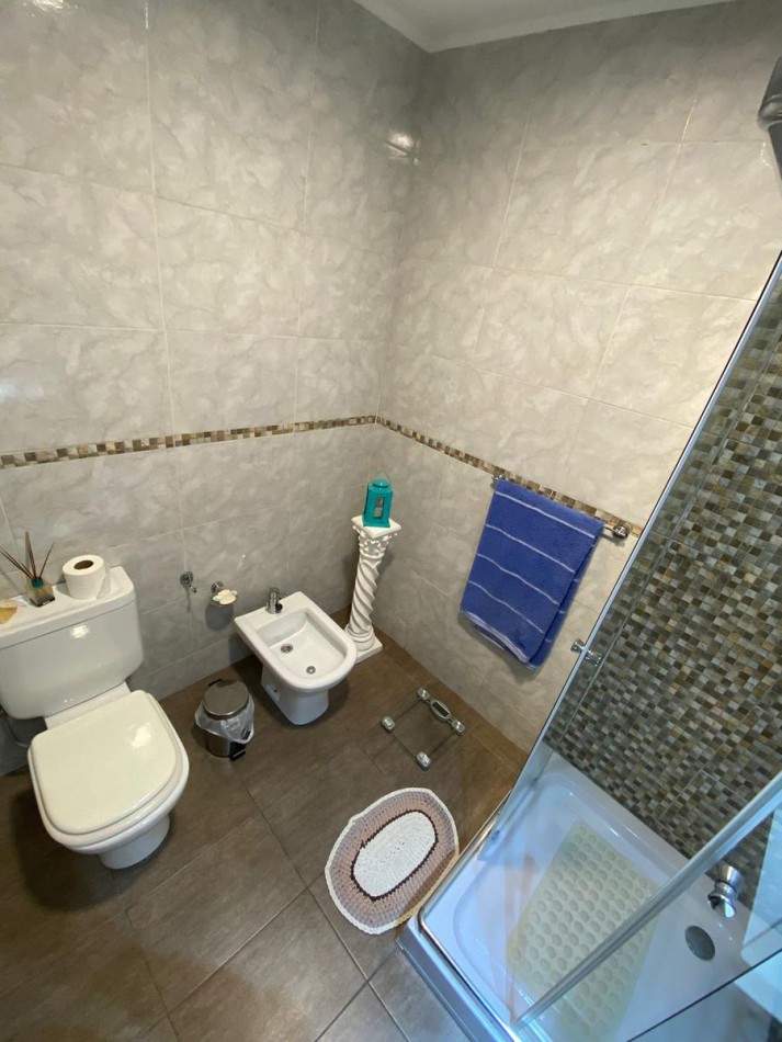 Venta- Casa tres ambientes con garaje doble y quincho.