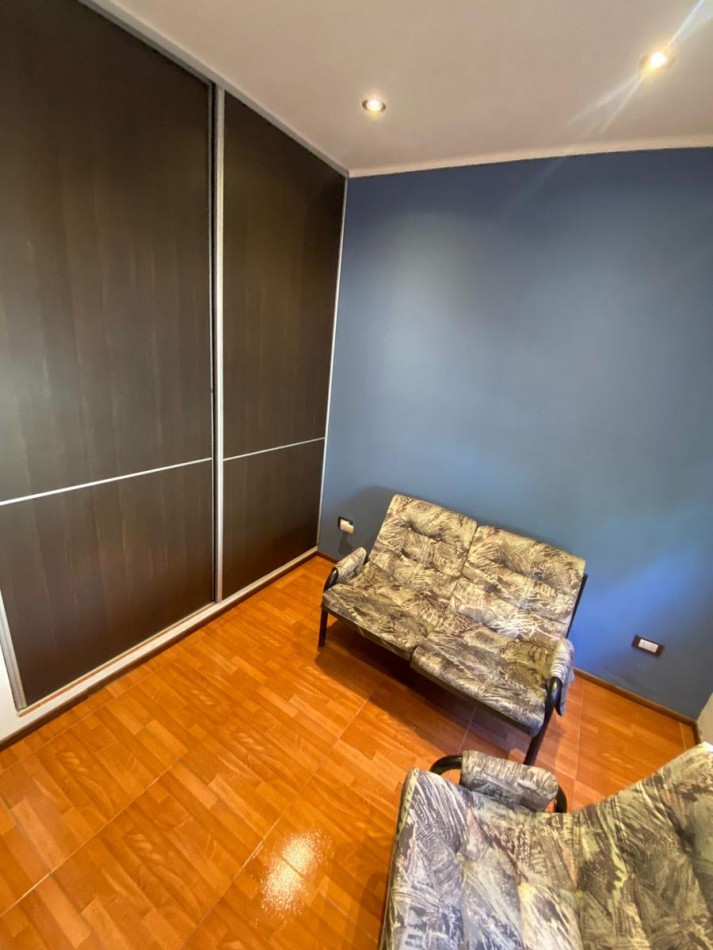 Venta- Casa tres ambientes con garaje doble y quincho.