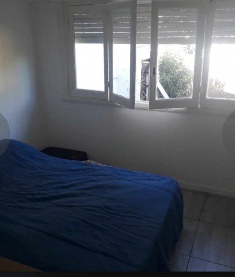 Venta- Casa con jardin, pileta y departamento de dos ambientes.