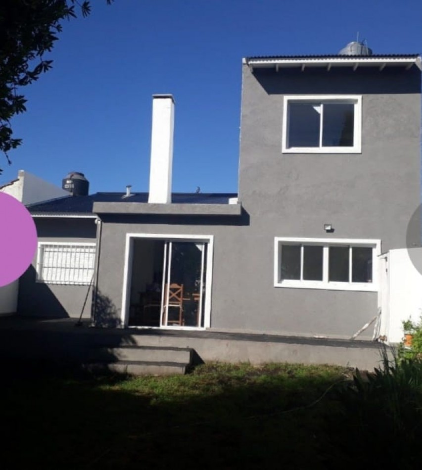 Venta- Casa con jardin, pileta y departamento de dos ambientes.