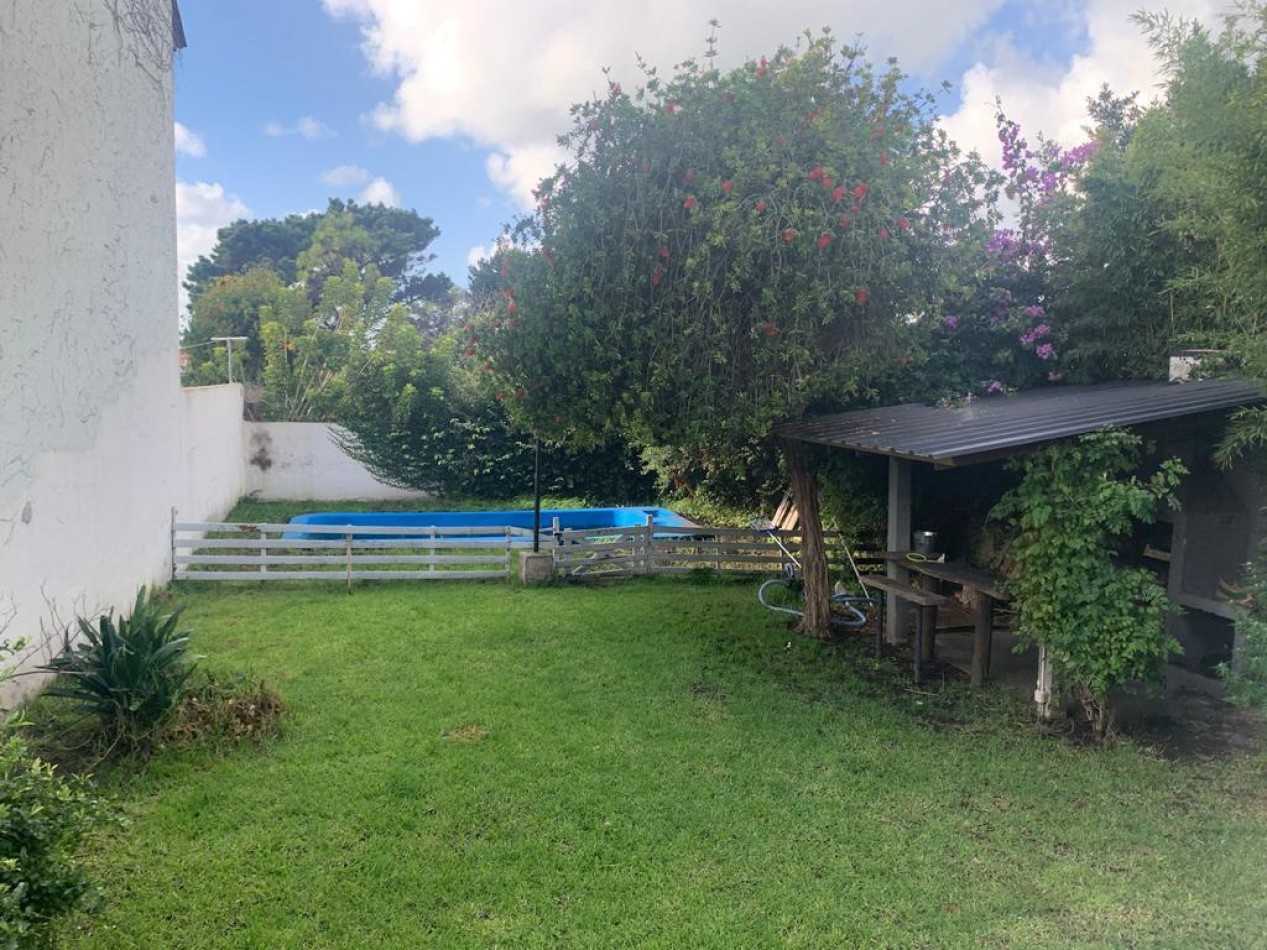 Venta- Casa con jardin, pileta y departamento de dos ambientes.
