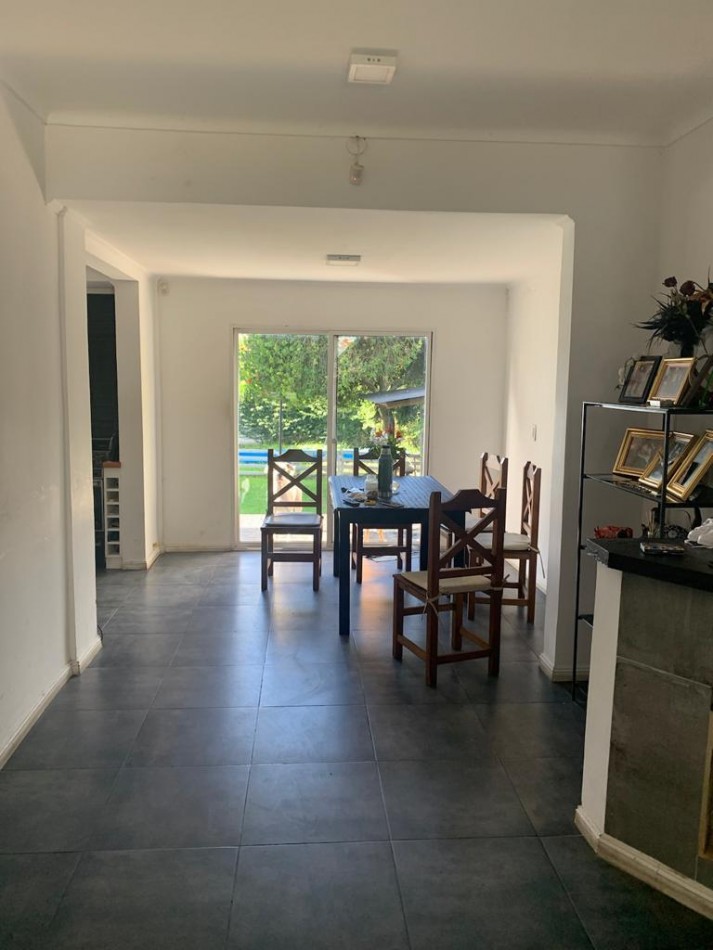 Venta- Casa con jardin, pileta y departamento de dos ambientes.