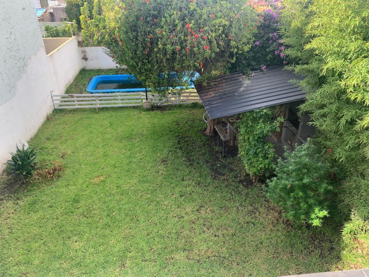 Venta- Casa con jardin, pileta y departamento de dos ambientes.