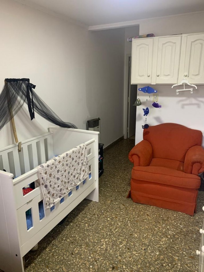 Venta- Casa con jardin, pileta y departamento de dos ambientes.