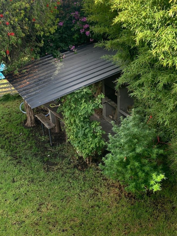 Venta- Casa con jardin, pileta y departamento de dos ambientes.