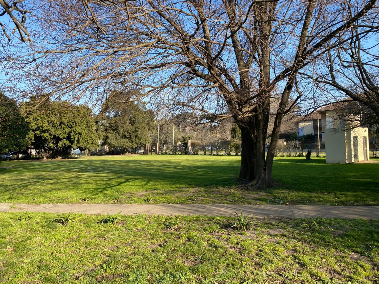 Venta- Manzana con vivienda y local comercial.