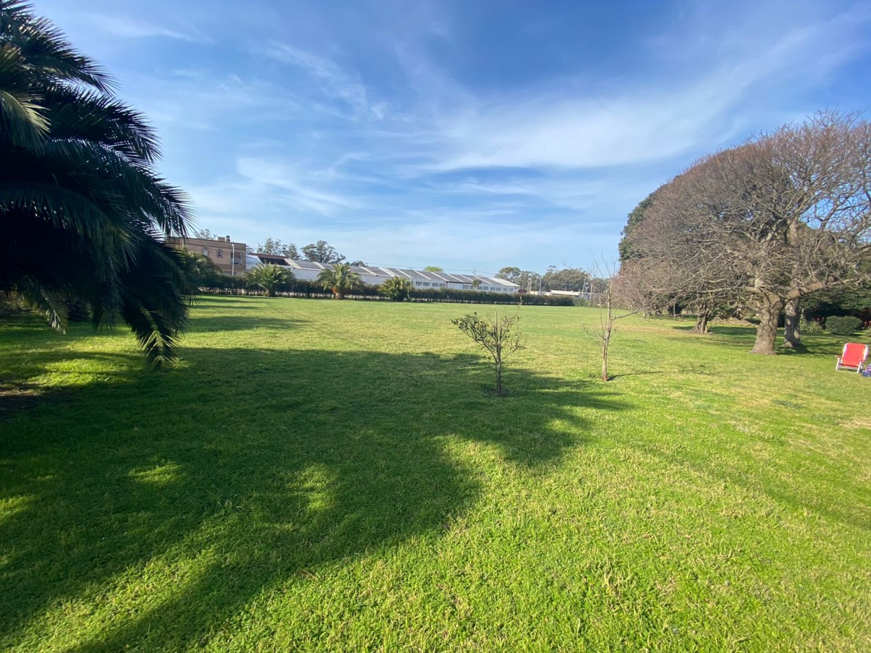 Venta- Manzana con vivienda y local comercial.