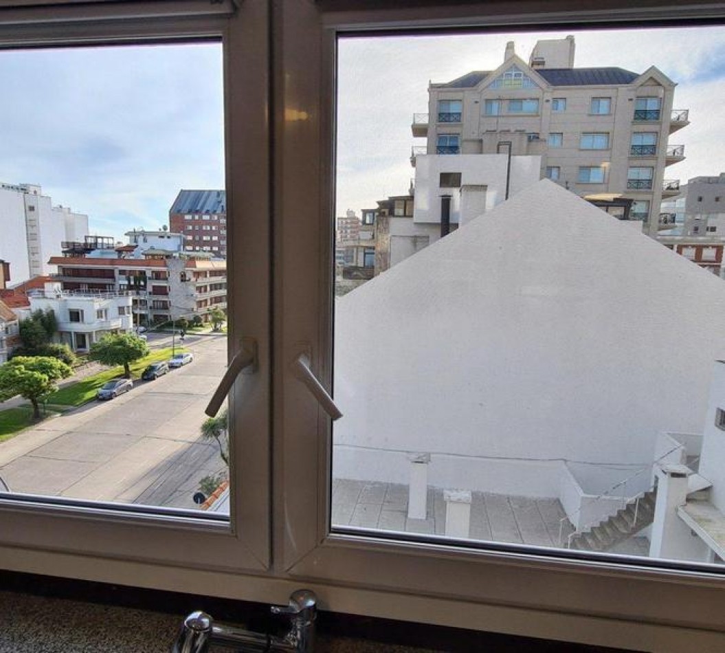 Venta- Piso cuatro ambientes en edificio Magna. 