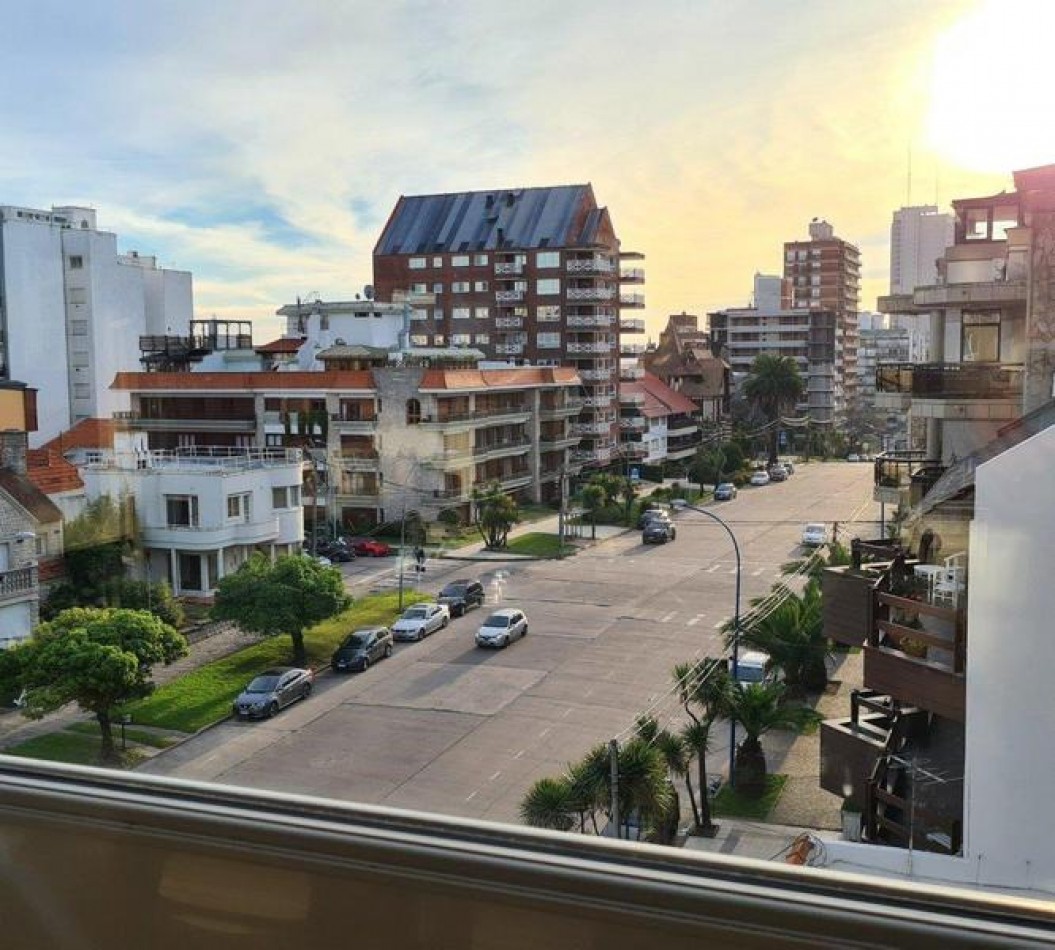 Venta- Piso cuatro ambientes en edificio Magna. 