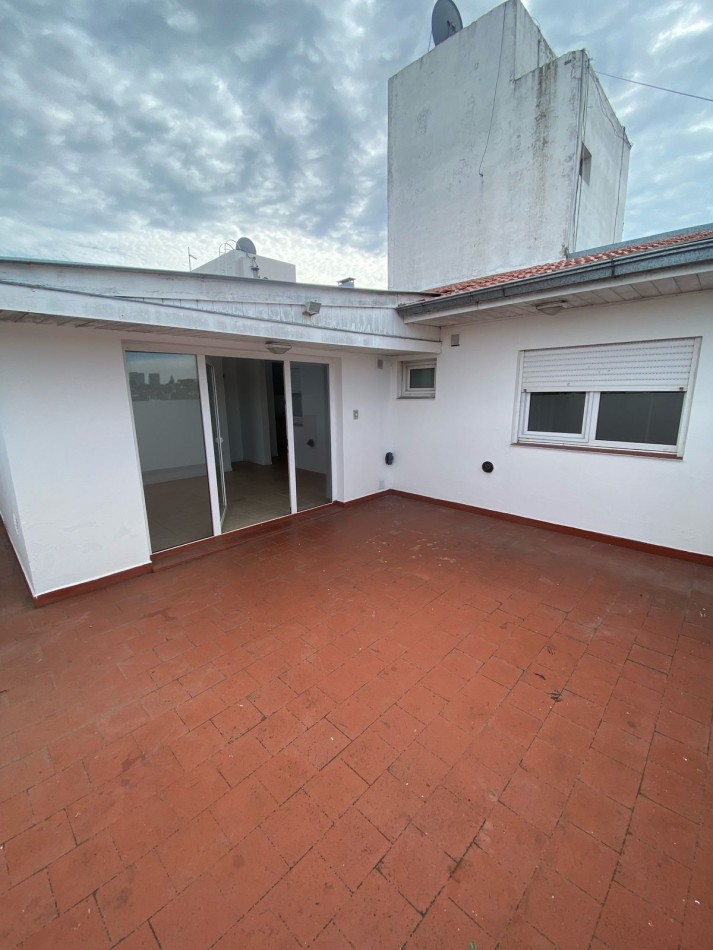 ALQUILER 24 MESES- DEPARTAMENTO TRES AMBIENTES CON TERRAZA.