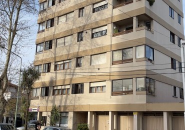 Venta- Departamento tres ambientes con cochera, a la calle.