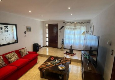 Venta- Casa tres ambientes con garaje doble y quincho.