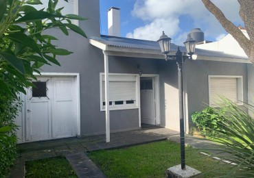 Venta- Casa con jardin, pileta y departamento de dos ambientes.